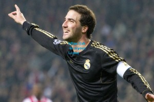 【爱游戏下载】尘封影像重见天日，耐克被指扣押争议录像，詹姆斯昔日扣篮门再引风波